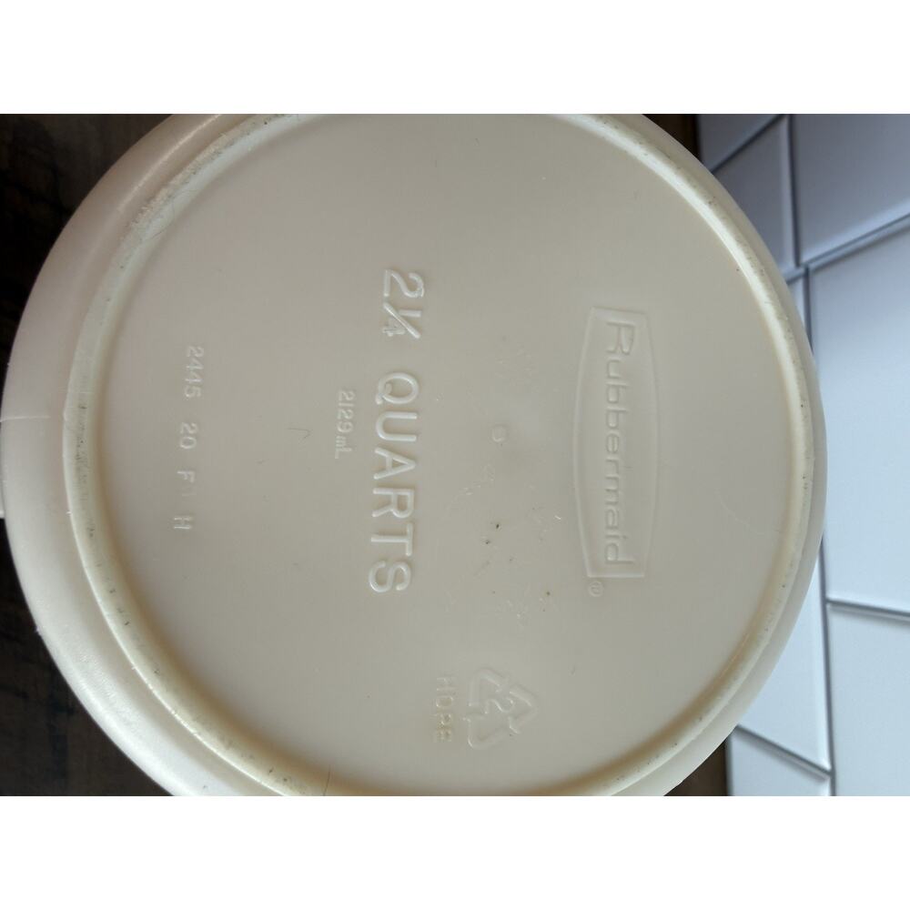 Vintage Medium Rubbermaid 2 1/4 Quarts Drink Juice Tea Pitcher - Ivory with Lid - Picture 3 of 7